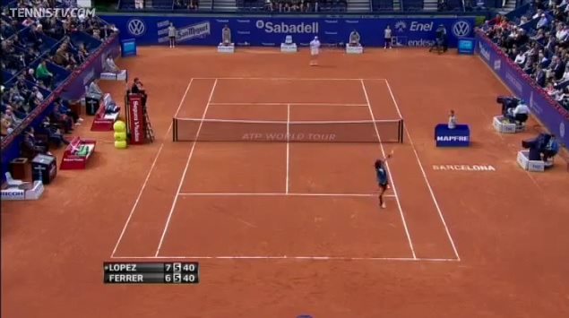 Un smash de revers splendide de Feliciano Lopez au tournoi de Barcelone 2012.