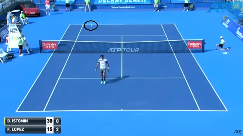 Feliciano Lopez s'est arrêté de jouer contre Istomin, mais le point n'est pas fini. La balle revient dans le court.