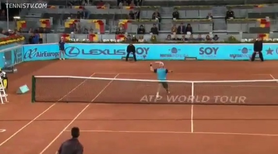 Difficile à croire mais David Ferrer va rater la balle.