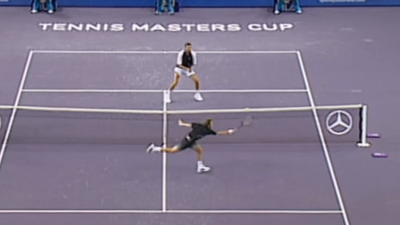 Deux points au filet dignes d'un jeu vidéo entre Juan Carlos Ferrero et Goran Ivanisevic au Masters 2001.