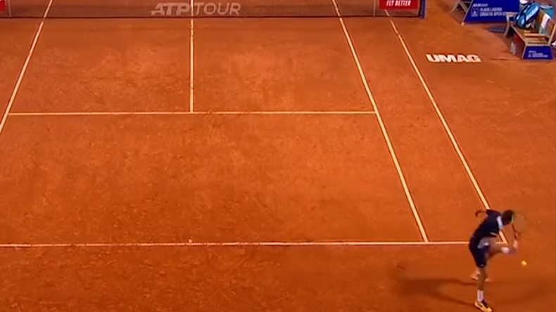Filip Krajinovic met un tweener magnifique au tournoi d'Umag 2019.