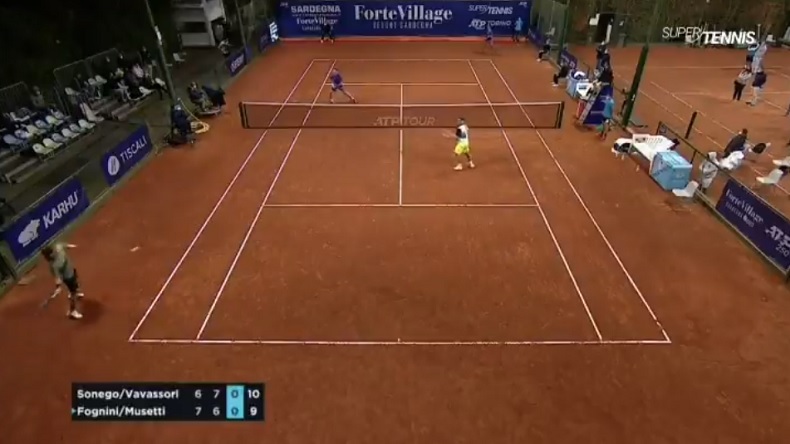 Fabio Fognini trouve un angle monstrueux sur un coup droit décroisé court pour sauver une balle de match en double.