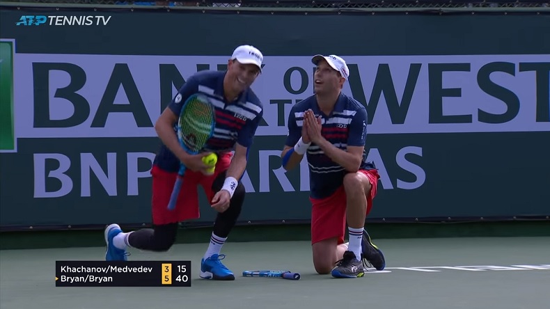 Les frères Bryan remercient dieu de leur avoir donné autant de solidité au filet, après un point légendaire gagné à Indian Wells.