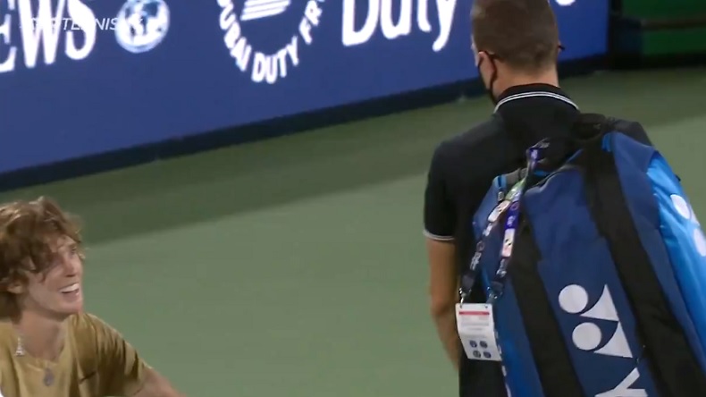 La phrase amusante de Marton Fucsovics à Andrey Rublev en quittant le court, après sa défaite à Dubaï.