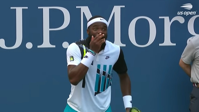 La réaction amusante de Frances Tiafoe après le point de fou qu'il vient de perdre contre Fucsovics à l'US Open.