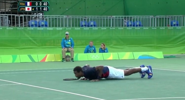 Après avoir raté un coup droit facile, Gaël Monfils fait des pompes pour se punir.