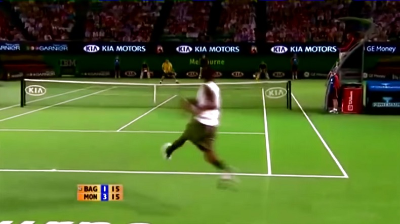 L'angle de vue pour ce coup droit terrible de Gaël Monfils est parfait. L'angle de vue pour ce coup droit terrible de Gaël Monfils est parfait.