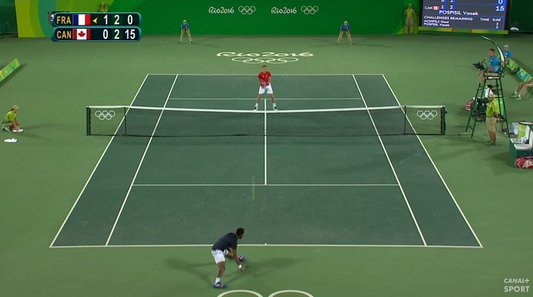 Gaël Monfils doit être écœurant à jouer. Il est toujours partout.
