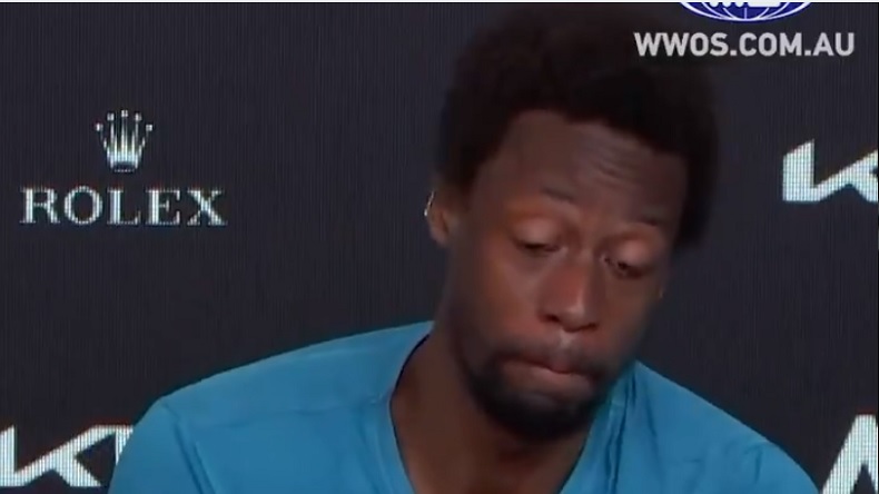 Gaël Monfils en larmes en conférence de presse, après sa défaire au premier tour de l'Open d'Australie 2021.