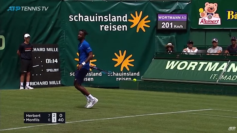 Le trick shot dos au filet de Gaël Monfils au tournoi de Halle 2019.