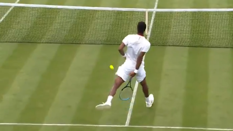Gaël Monfils se fait plaisir avec une volée gagnante entre les jambes au premier tour de Wimbledon 2021.