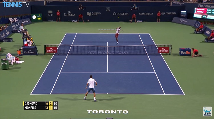 Gaël Monfils conclut un point superbe avec un slam dunk !