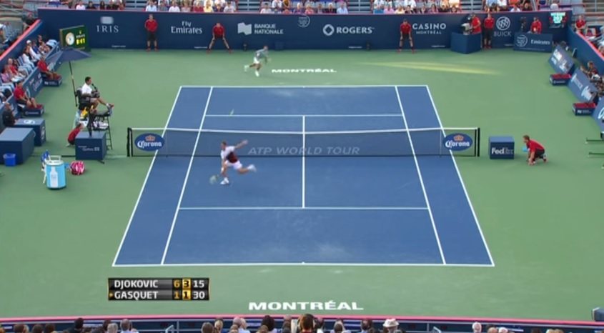 Richard Gasquet effectue une volée rétro contre Novak Djokovic au Masters 1000 de Montréal 2013.