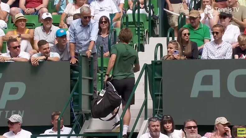 Gilles Cervara se casse au début du deuxième set lors de la finale du tournoi d'Halle 2022 entre Medvedev et Hurkacz.