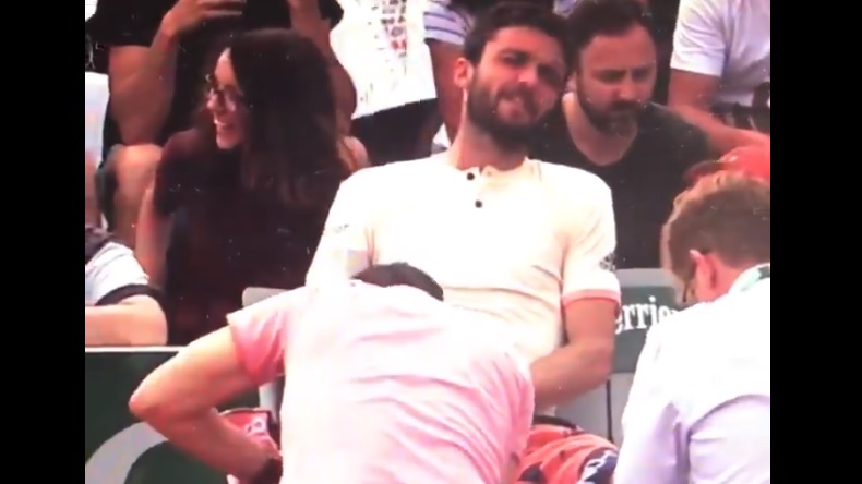 Temps mort médical pour Gilles Simon à Roland-Garros. Ou comment un simple angle de vue peut rendre un temps mort médical amusant.
