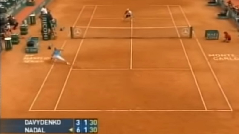 Rafael Nadal termine ce point contre Nikolay Davydenko au Masters 1000 de Monte-Carlo 2008 par une énorme glissade.