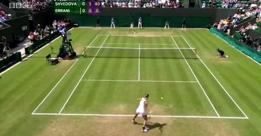 Yaroslava Shvedova est sur le point de marquer un set d'or à Sara Errani à Wimbledon 2012.