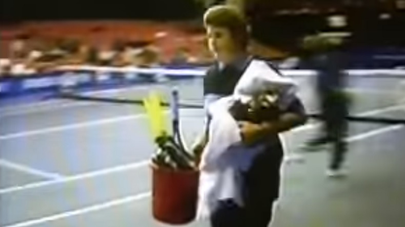 Les raquettes de Goran Ivanisevic quittent le court dans une poubelle.