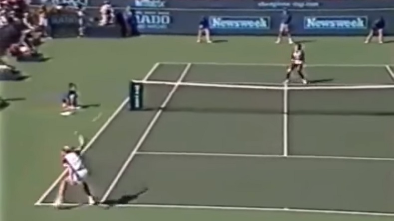 La jeune Serena Williams,18 ans, a dominé Steffi Graf en finale du tournoi d'Indian Wells 1999 La jeune Serena Williams,18 ans, a dominé Steffi Graf en finale du tournoi d'Indian Wells 1999