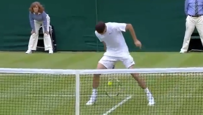 La demi-volée entre les jambes de Grigor Dimitrov contre Leonardo Mayer en huitièmes de finale de Wimbledon 2014.