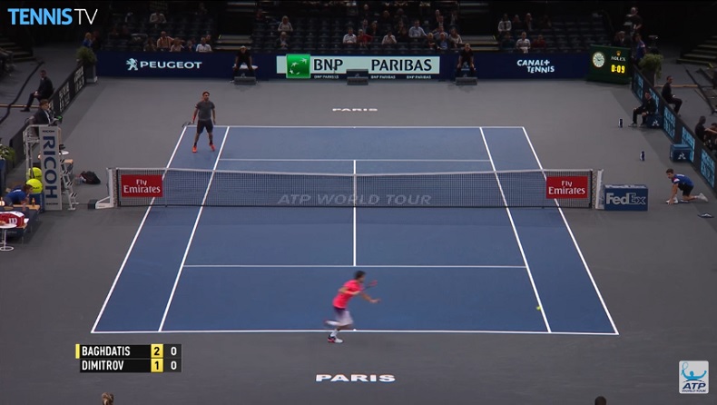 Là, la balle vient de rebondir mais Grigor Dimitrov va réussir à la renvoyer.