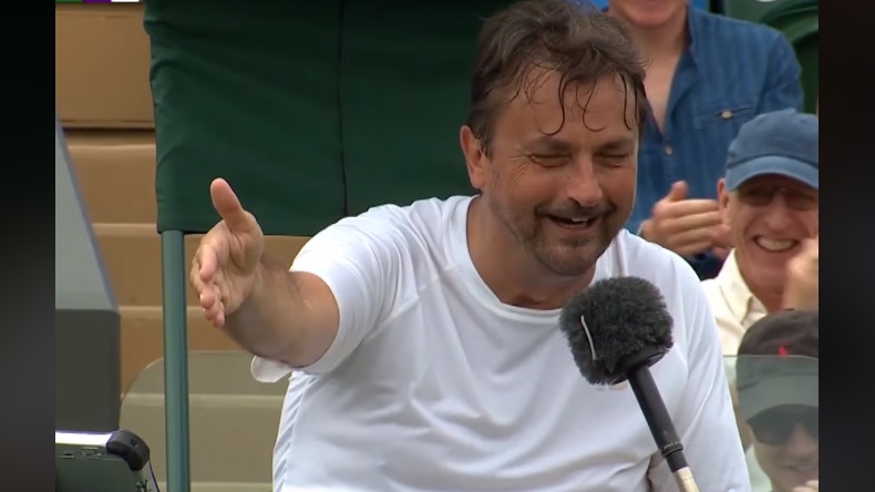 Henri Leconte et l'arbitre inversent les rôles à Wimbledon.