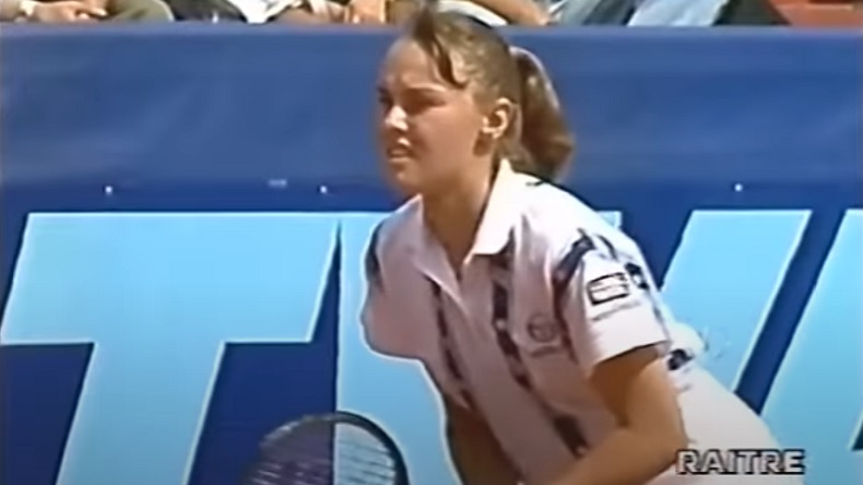 Martina Hingis, 15 ans, va battre la n°1 mondiale Steffi Graf au tournoi de Rome 1996.