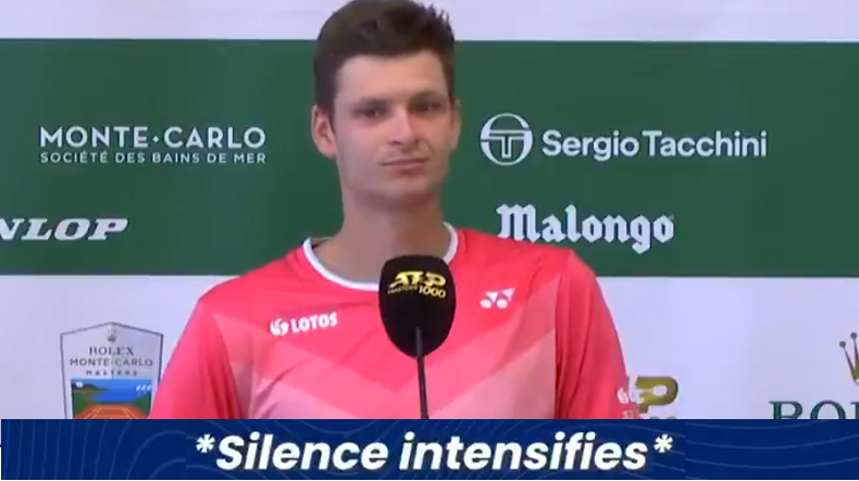Hubert Hurkacz se présente en conférence de presse à Monte-Carlo mais personne ne lui pose de questions. Abusé.