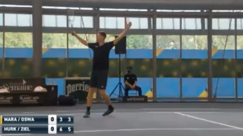 Hubert Hurkacz met un coup gagnant exceptionnel en double au Moselle Open 2021.