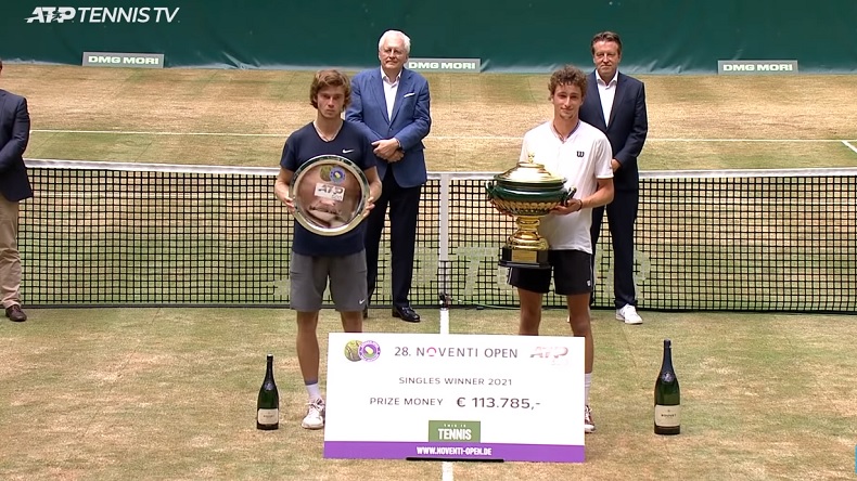 Ugo Humbert remporte le troisième titre de sa carrière et son premier ATP 500 au tournoi de Halle 2021.