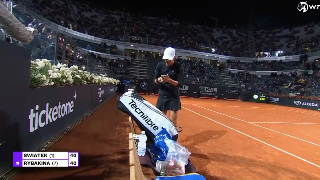 Le téléphone d'Iga Swiatek sonne en plein match au Masters de Rome 2023.