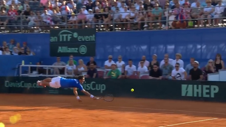 Ivan Dodig fait un plongeon spectaculaire pour remettre une balle lors du double en demi-finales de la Coupe Davis 2018. Ivan Dodig fait un plongeon spectaculaire pour remettre une balle lors du double en demi-finales de la Coupe Davis 2018.