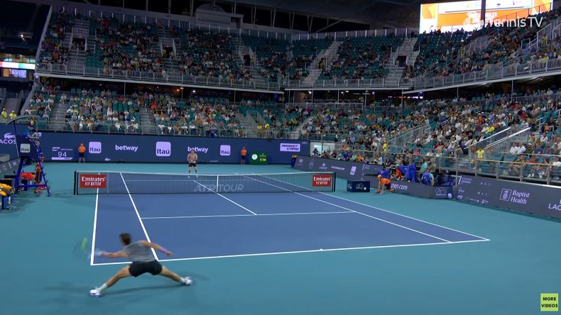 Le passing gagnant hallucinant de la main gauche signé J.J. Wolf au Masters de Miami 2022.