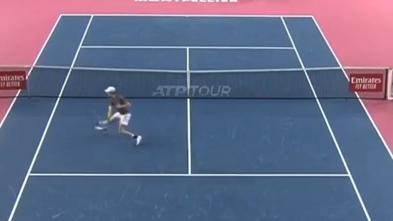 Une demi-volée amortie sublime de Jannik Sinner au tournoi de Montpellier 2020.