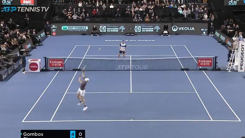 Jannik Sinner gagne un point spectaculaire sur un contre acrobatique, au premier tour du tournoi de Marseille 2020.