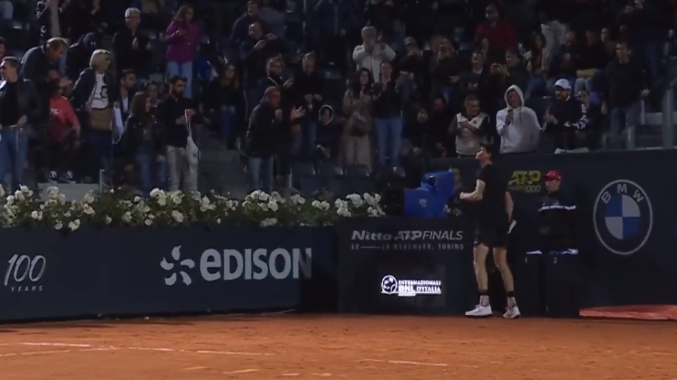 Jannik Sinner lève la tête pour regarder le score et découvre qu'il a gagné, au troisième tour du tournoi de Rome 2023.