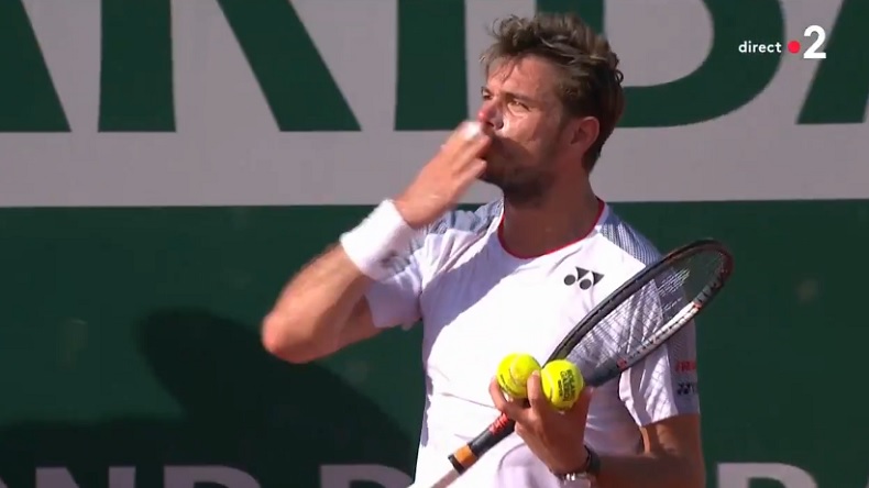 "Je t'aime Stan !" Un moment génial pendant le match Wawrinka - Tsitsipas à Roland-Garros.