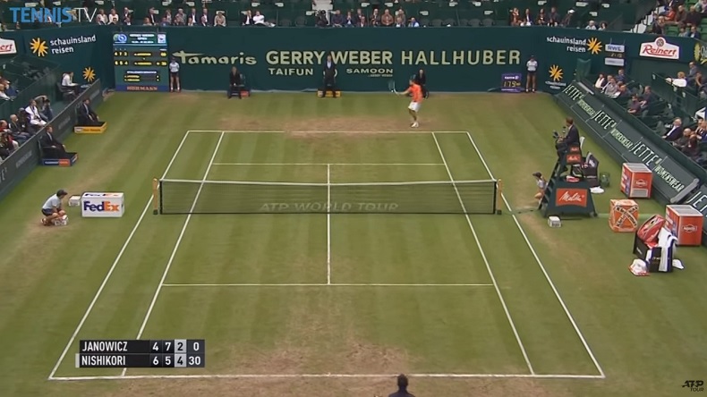 Amortie en décalage coup droit. Ce coup de Jerzy Janowicz est une petite merveille.