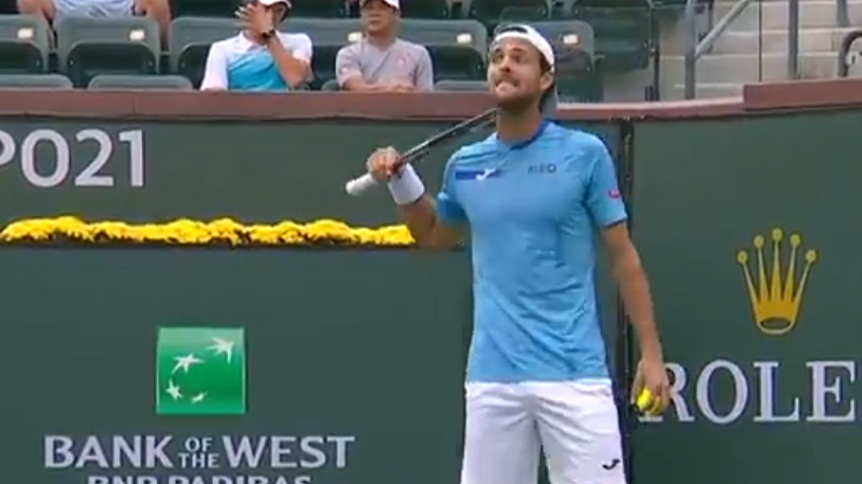 La réaction de Joao Sousa après avoir été touché par un service de Kei Nishikori à l'échauffement, à Indian Wells.