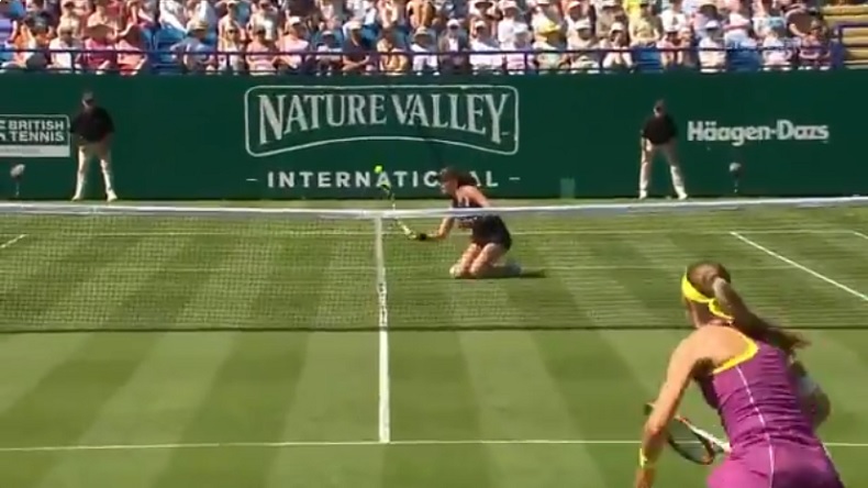 La demi-volée à genoux de Johanna Konta. Une image insolite.