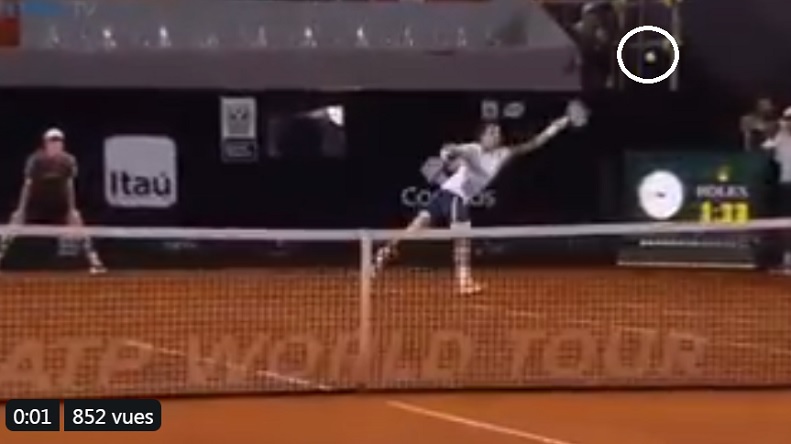 John Isner sauve une balle de match contre Guido Pella, au tournoi de Rio 2016, sur un kick incroyable sur deuxième balle !