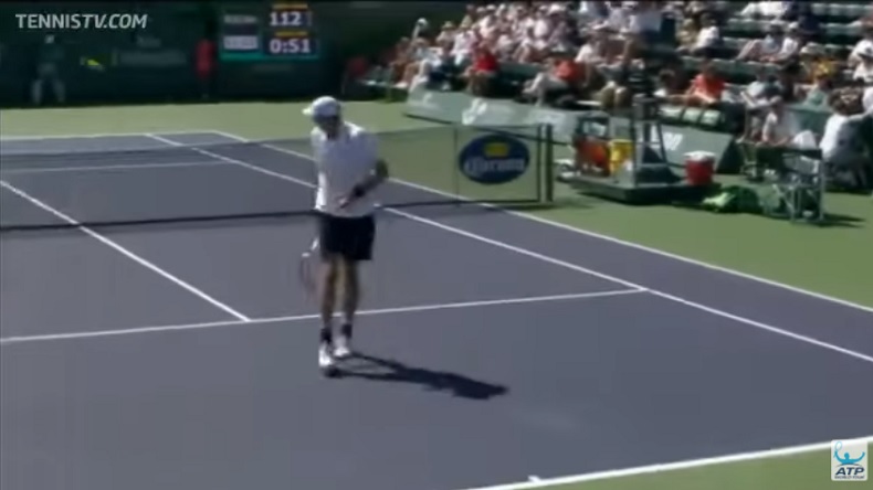 John Isner vient d'effectuer une volée gagnante insolite dans cette position.