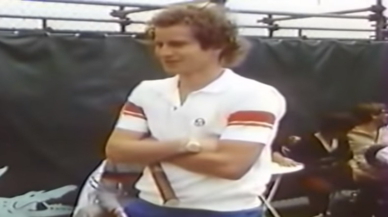 John McEnroe explique sa prise unique en toute décontraction dans un documentaire génial à Roland-Garros, en 1985.