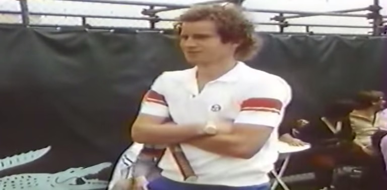 John McEnroe explique sa prise unique en toute décontraction.