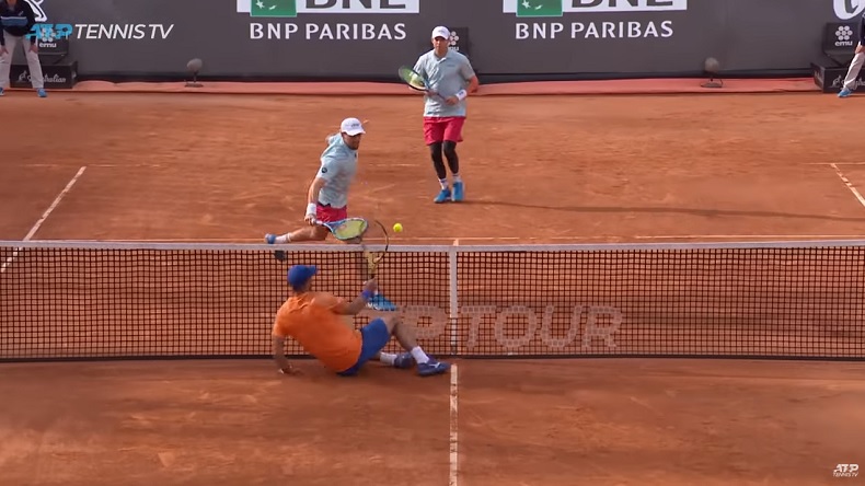 Le réflexe hallucinant de Juan Sebastian Cabal en double au Masters de Rome 2019.