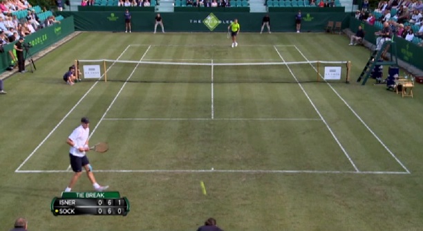 La juge de ligne prend un service de Jack Sock en pleine tête.