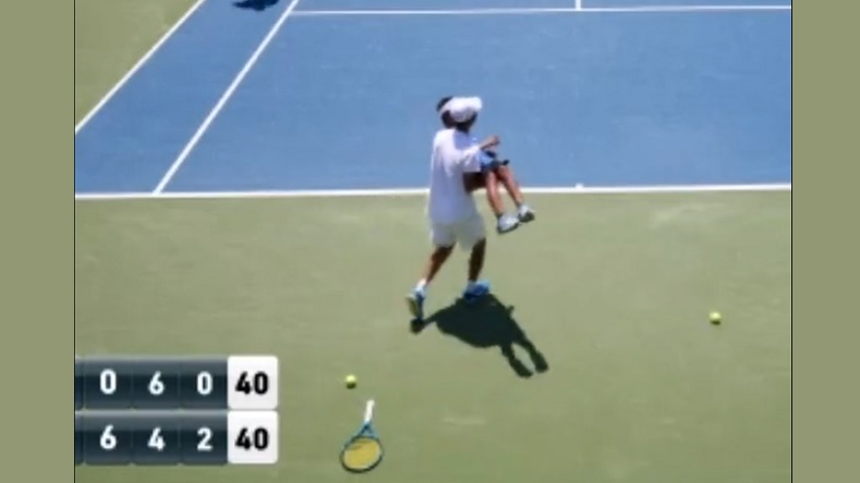 Juncheng Shang porte un ramasseur de balles au bord du malaise pour lui venir en aide au Challenger de Lexington 2022.