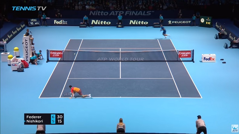 Kei Nishikori vient de frapper dans cette position un contre monumental face à Roger Federer au Masters 2018.
