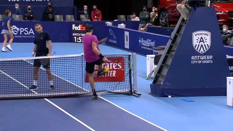 Karen Khachanov vient de perdre le deuxième set contre Evans et fissure contre les annonces de l'arbitre.