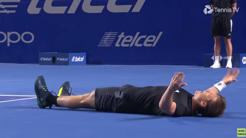 Les crampes impressionnantes de Stefan Kozlov contre Grigor Dimitrov au tournoi d'Acapulco 2022.